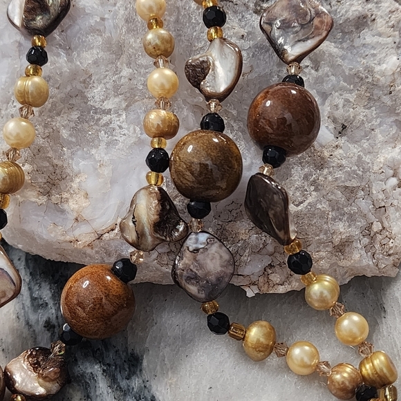 Elegant Earth-Toned Gemstone and Pearl Necklace - Picture 3 of 13